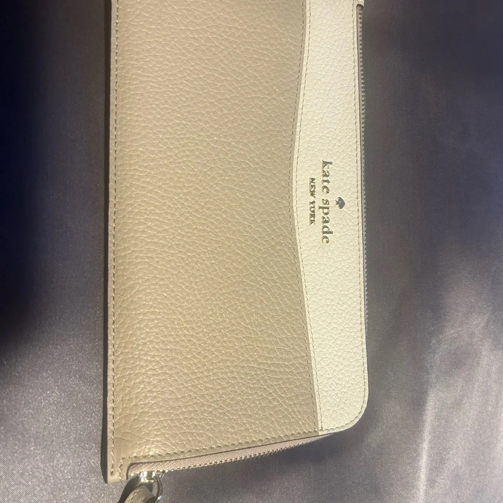 Kate Spade Sand and Pebble Wristlet - NEW - Picture 1 of 4